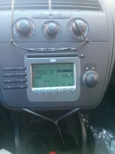 Radio Ausbau mit Kabelbindern